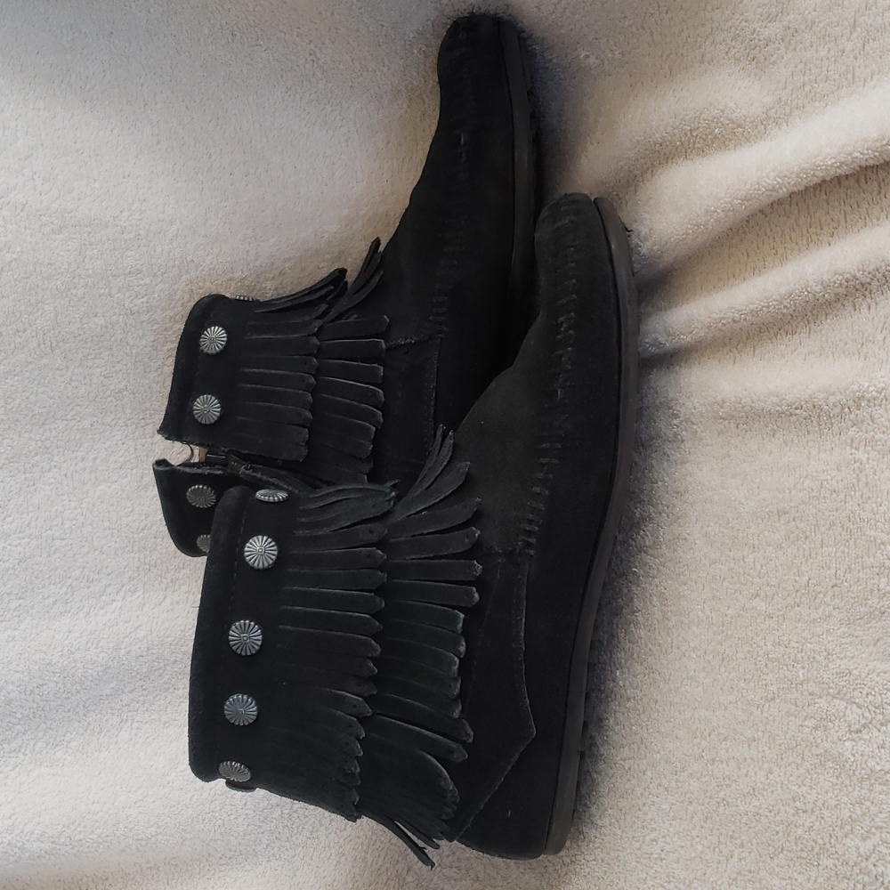 Minnetonka Moccasins black double fringe side zip boot size 7.5